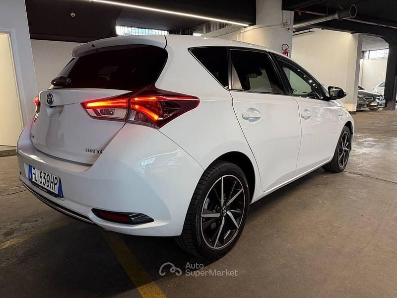 Usata Toyota Auris Hybrid Lounge 99 CV (72 kW) 2017 Bianco Berlina