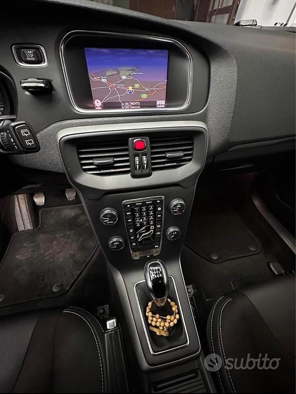 Usata Volvo V40 120 CV (88 kW) 2019 Nero Berlina