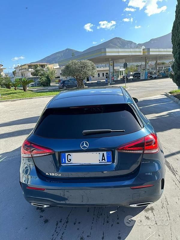 Usata Mercedes A180 Premium 116 CV (85 kW) 2021 Blu/azzurro Berlina