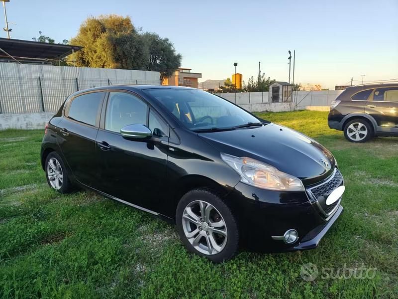 Usata Peugeot 208 Allure 82 CV (60 kW) 2014 Nero Utilitaria