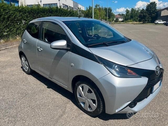 Argento Usata 2015 Toyota Aygo X-play Due volumi | 8900 € (Cara) - Immagine 1/4