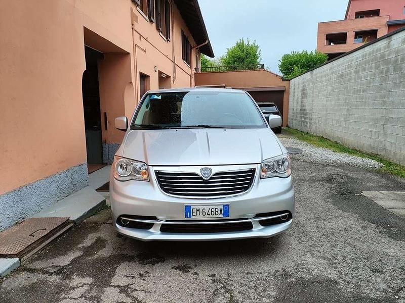 Usata Lancia Voyager Gold 163 CV (119 kW) 2012 Argento Monovolume