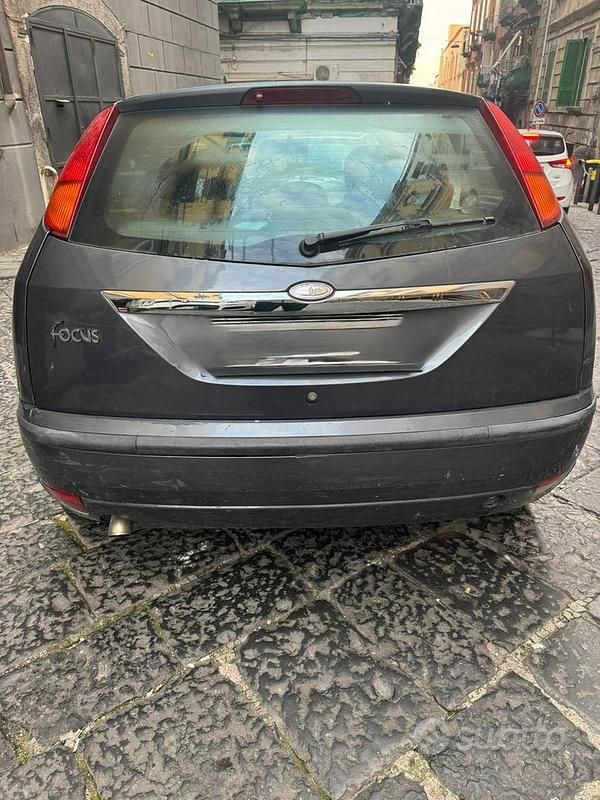 Begagnad Ford Focus 116 HK (85 kW) 2001 Grå Sedan