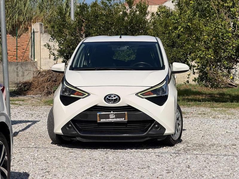 Usata Toyota Aygo X-play 72 CV (52 kW) 2020 Bianco Utilitaria
