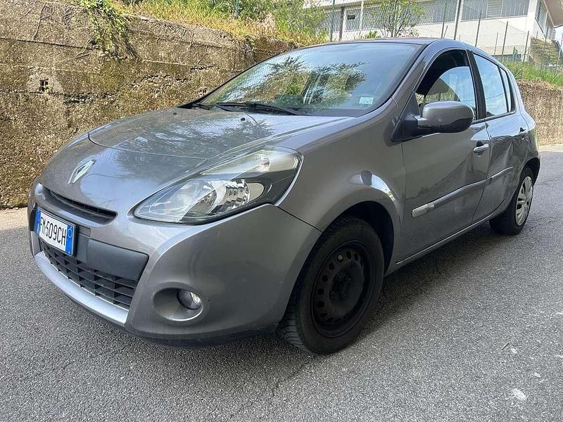 Usata Renault Clio III Dynamique 75 CV (55 kW) 2011 Argento Berlina