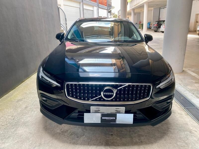 Usata Volvo V60 CC Business Edition 250 CV (183 kW) 2020 Nero met. Station wagon