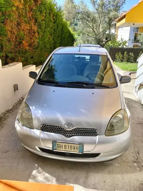 Usata Toyota Yaris Sol 68 CV (50 kW) 2000 Argento Berlina