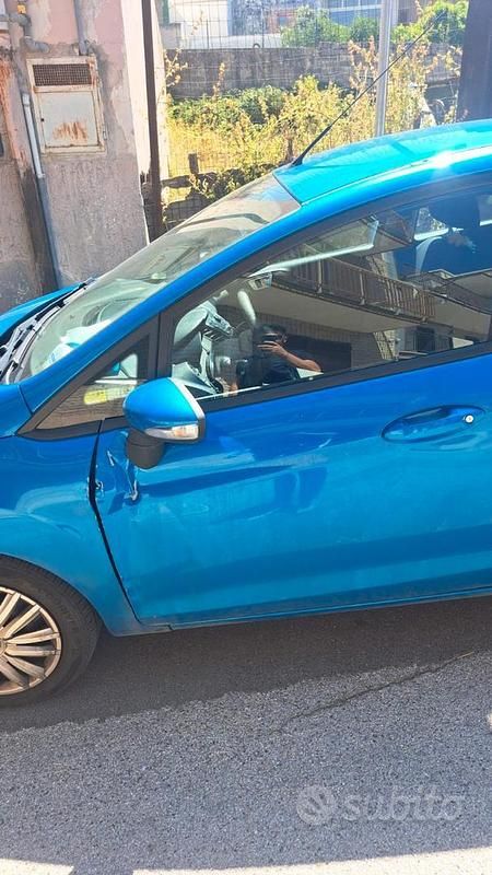 Usata Ford Fiesta 71 CV (52 kW) 2013 Blu Utilitaria