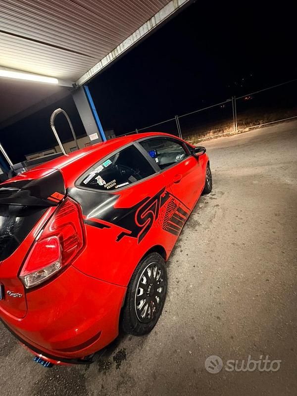 Rosso Usata 2017 Ford Fiesta Tre volumi | 5000 € (Super prezzo) - Immagine 1/4