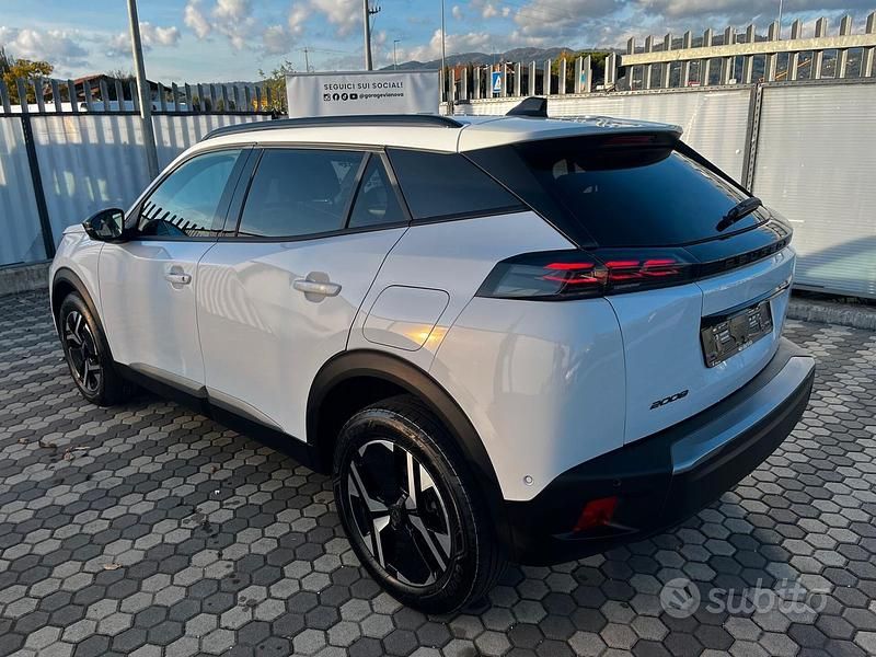 Usata Peugeot 2008 Allure 101 CV (74 kW) 2025 Bianco SUV