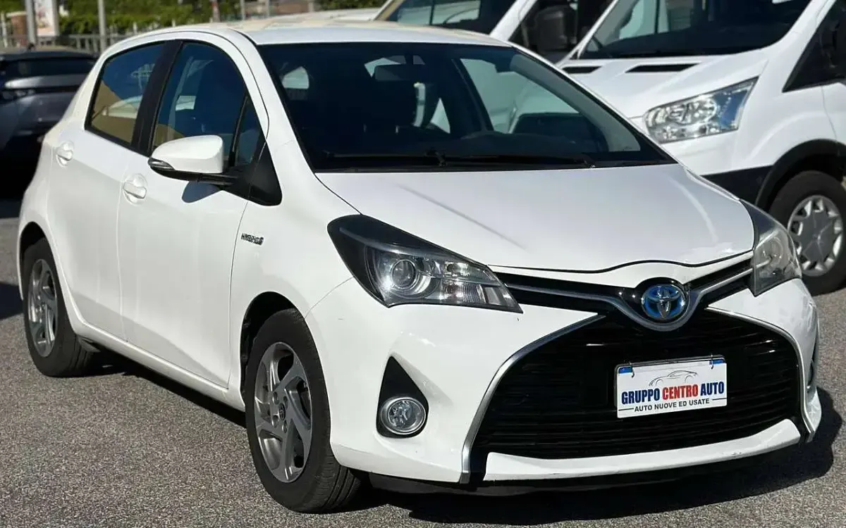 Usata Toyota Yaris Hybrid 75 CV (55 kW) 2016 Bianco Berlina