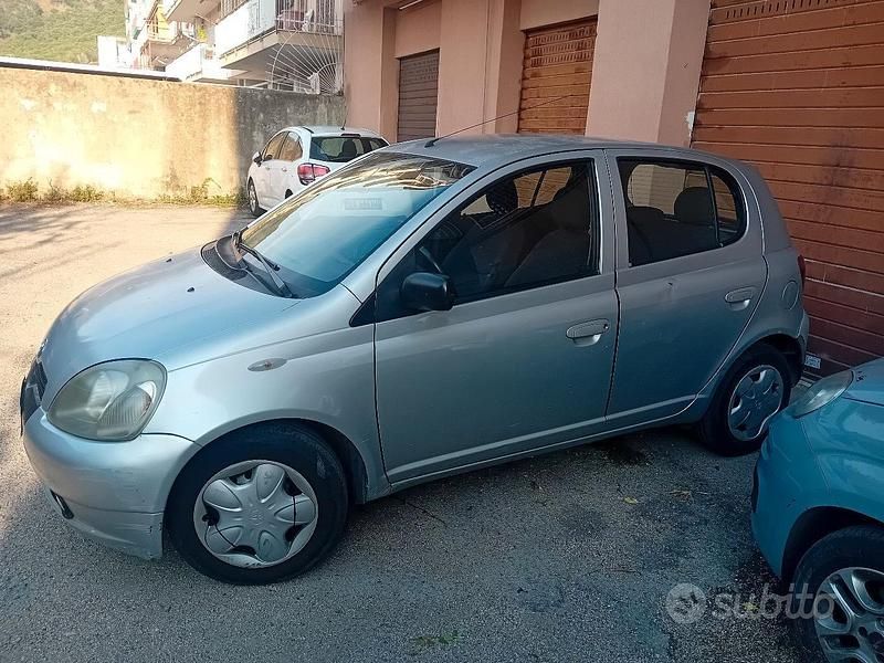 Usata Toyota Yaris 86 CV (63 kW) 2002 Grigio Berlina