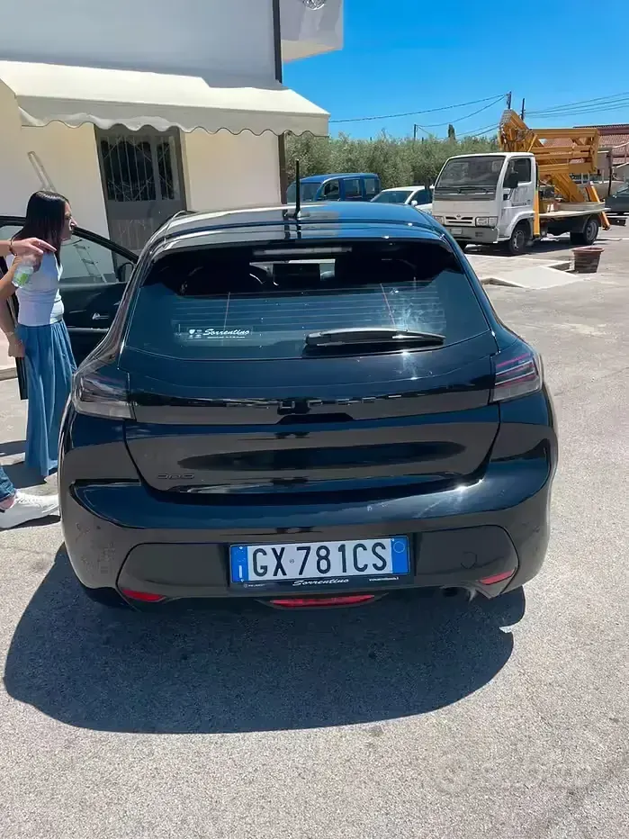 Usata Peugeot 208 75 CV (55 kW) 2024 Nero Utilitaria
