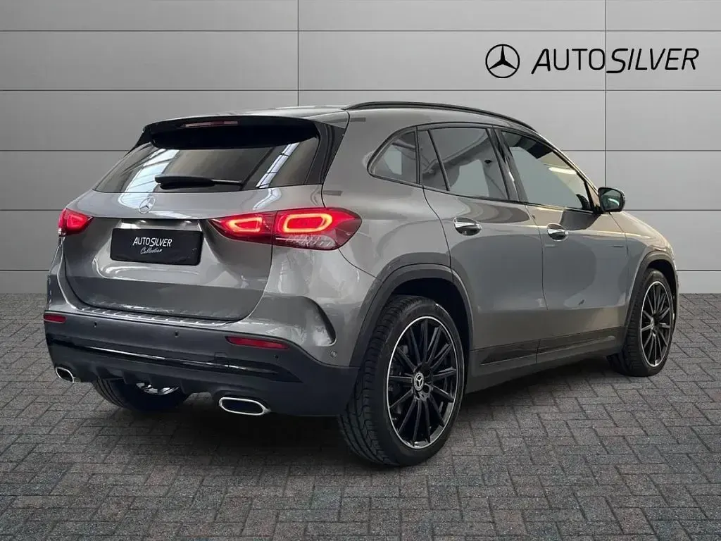 Usata Mercedes GLA200 Premium 150 CV (110 kW) 2020 Grigio montagna / metallizzato SUV