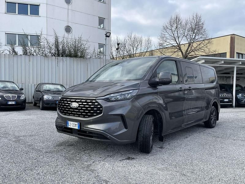 Usata Ford Tourneo Titanium 150 CV (110 kW) 2025 Grigio Monovolume