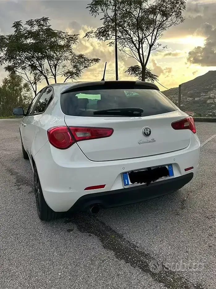 Usata Alfa Romeo Giulietta Distinctive 120 CV (88 kW) 2012 Bianco Utilitaria
