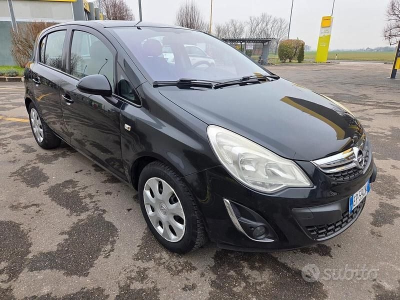 Usata Opel Corsa Edition 85 CV (62 kW) 2013 Nero Berlina
