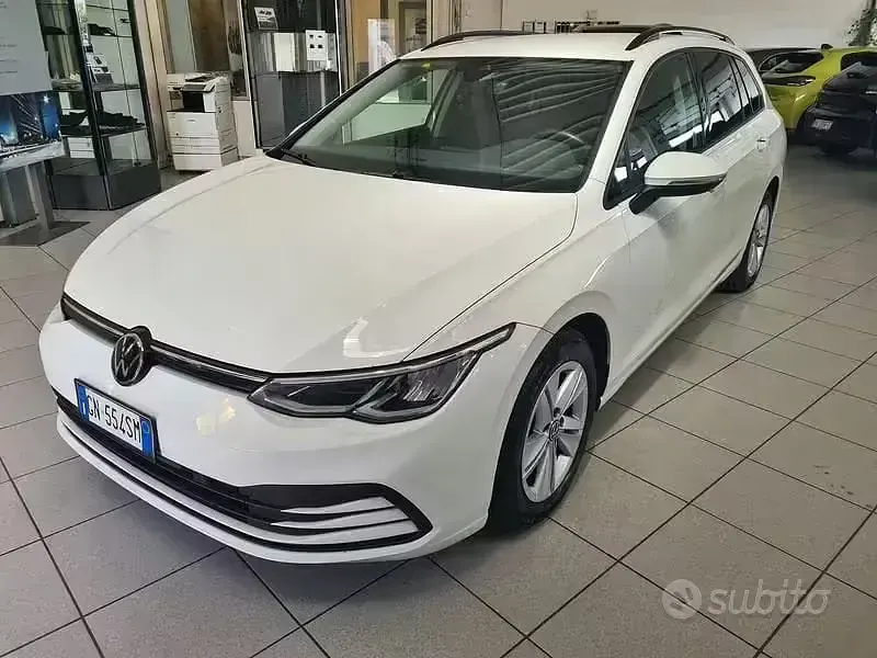 Usata VW Golf VIII Life 116 CV (85 kW) 2023 Bianco Station wagon