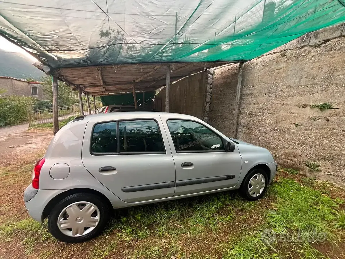 Usata Renault Clio 54 CV (39 kW) 2004 Grigio Utilitaria