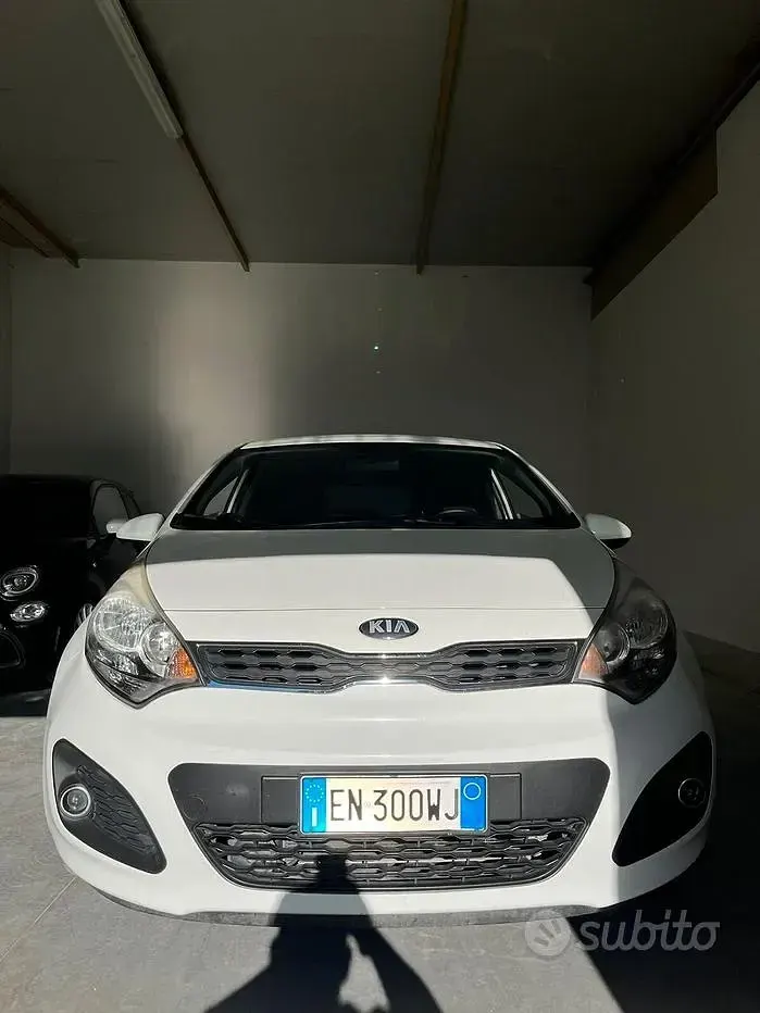 Usata Kia Rio EX 85 CV (62 kW) 2012 Bianco Berlina