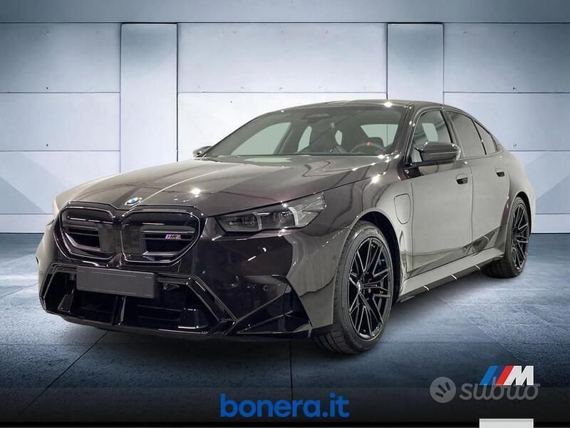 Nero Nuova 2025 BMW M5 Comfort Edition Tre volumi | 145.300 € (Molto cara) - Immagine 1/4