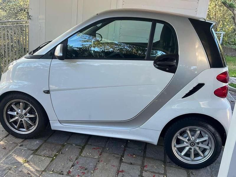 Bianco Usata 2013 Smart ForTwo Coupé Passion Due volumi | 6400 € (Buon prezzo) - Immagine 1/4