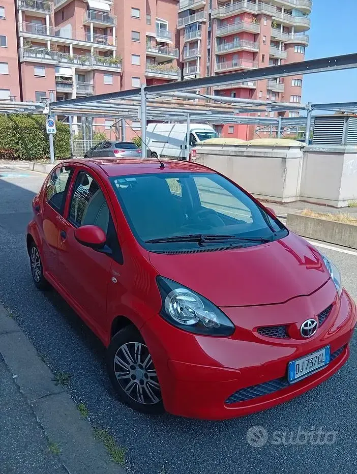 Usata Toyota Aygo 68 CV (50 kW) 2007 Rosso Utilitaria