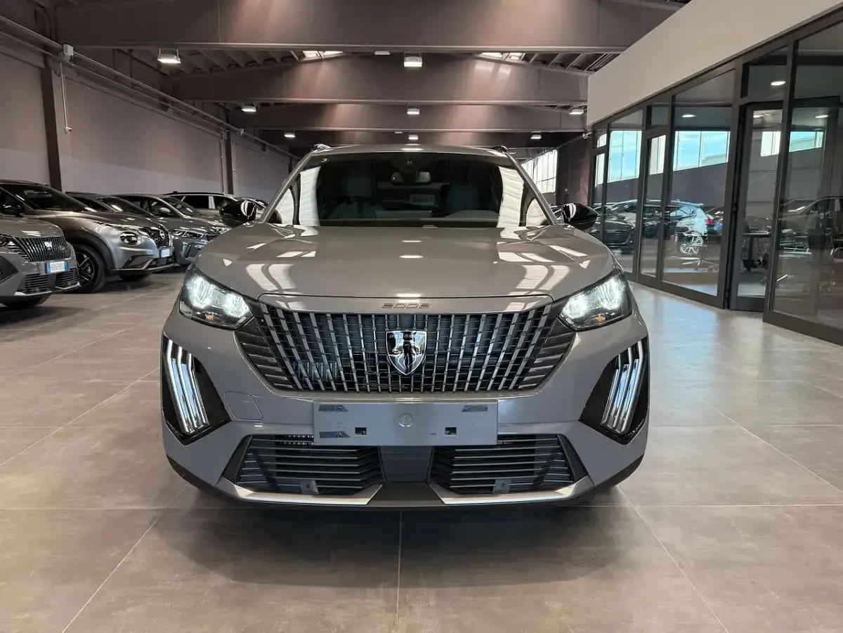 Uusi Peugeot 2008 Allure 101 HP (74 kW) 2025 Harmaa Katumaasturi