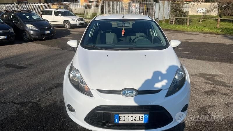 Usata Ford Fiesta Titanium 92 CV (67 kW) 2010 Bianco Berlina