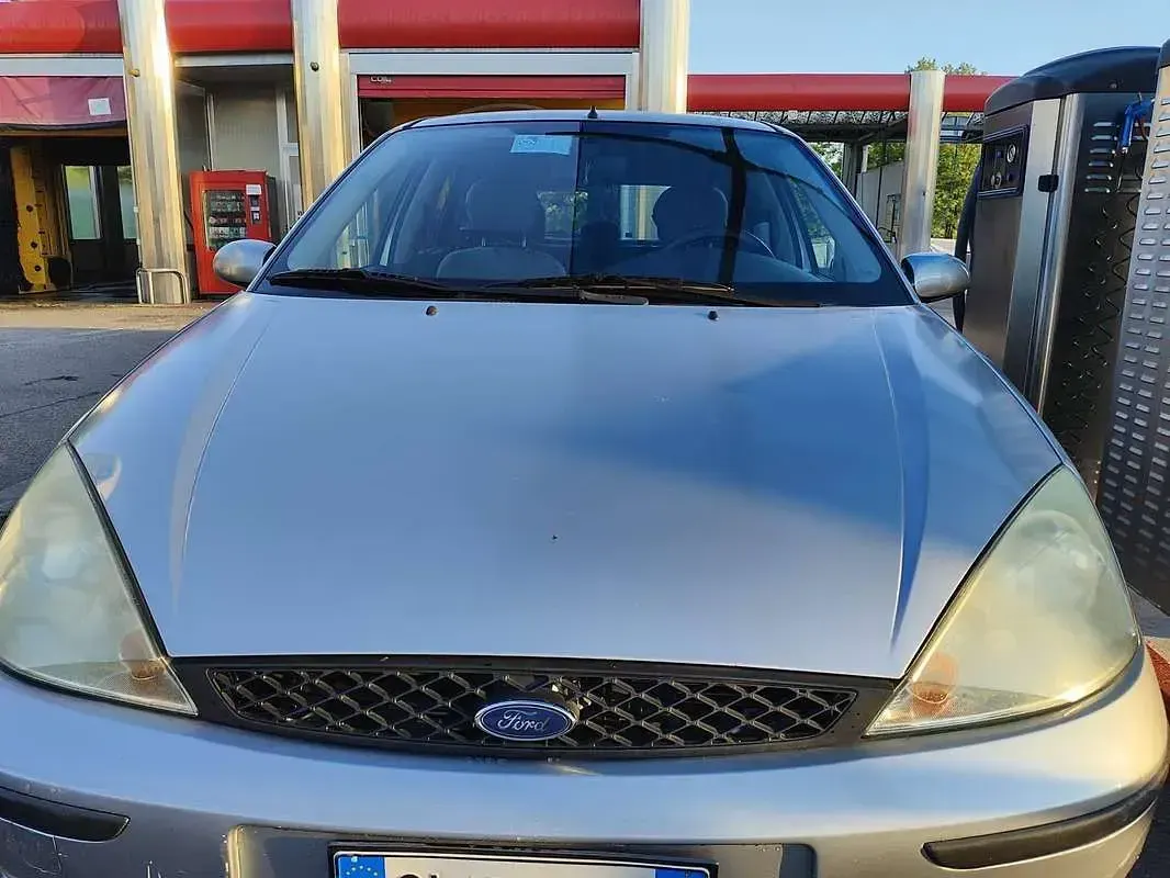 Usata Ford Focus Zetec 101 CV (74 kW) 2004 Argento Berlina