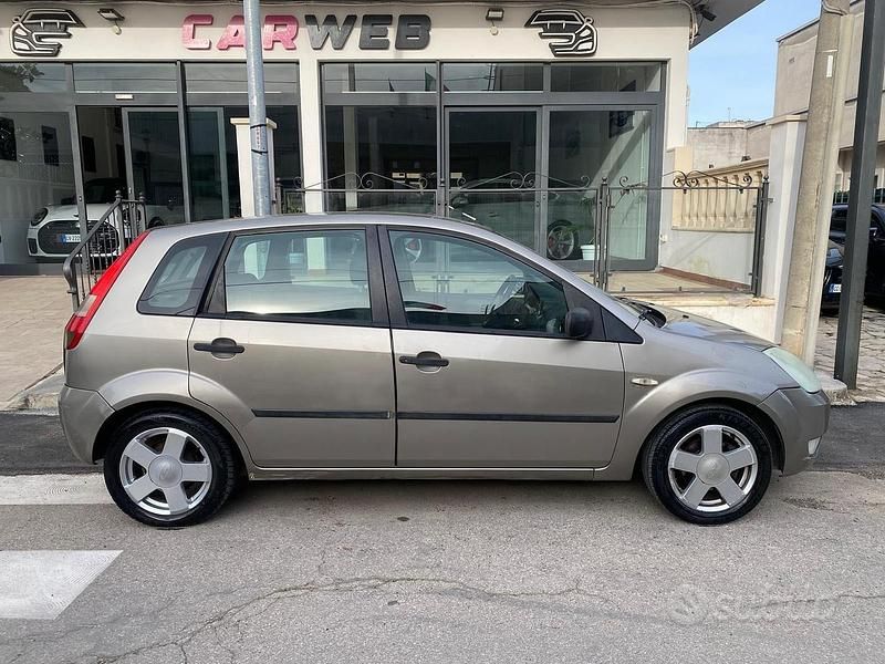 Usado Ford Fiesta 75 HP (55 kW) 2003 Cinzento Citadino