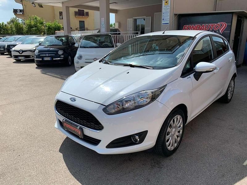 Bianco Usata 2016 Ford Fiesta Due volumi | 5999 € (Buon prezzo) - Immagine 1/4