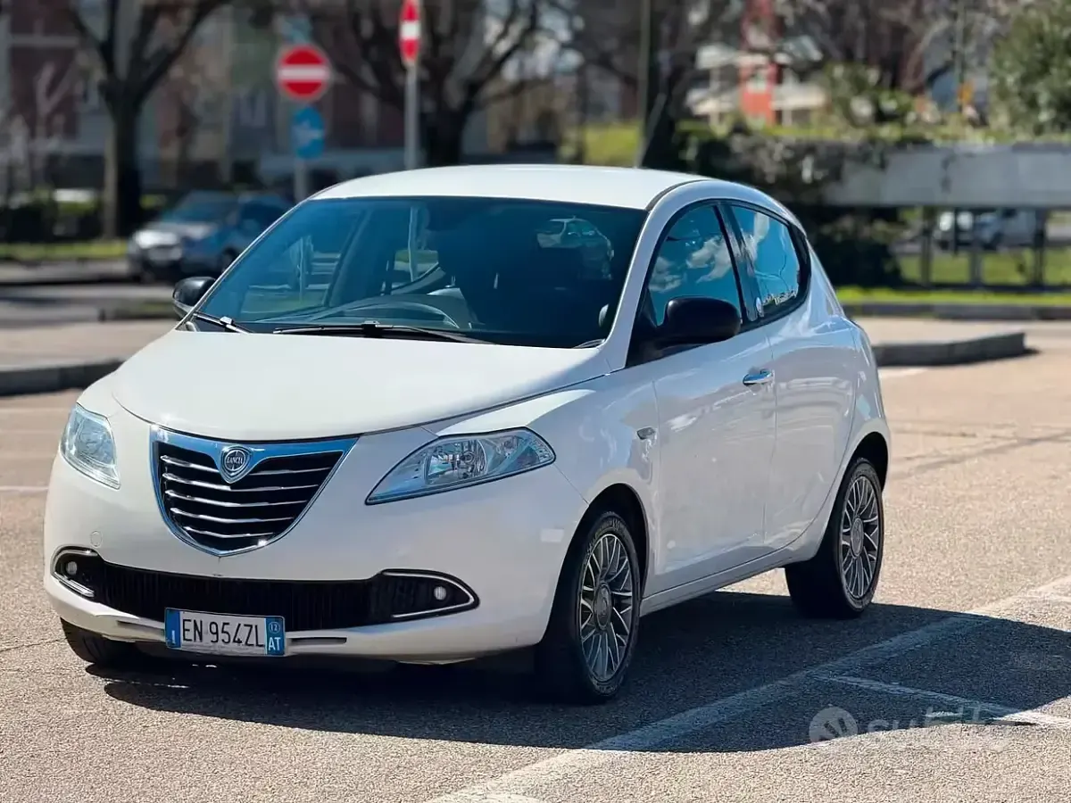 Usata Lancia Ypsilon 69 CV (50 kW) 2012 Bianco Utilitaria