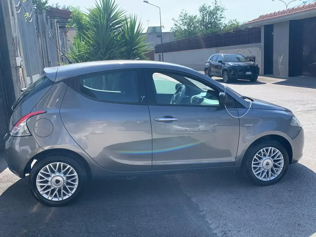 Usata Lancia Ypsilon S 85 CV (62 kW) 2014 Argento Utilitaria