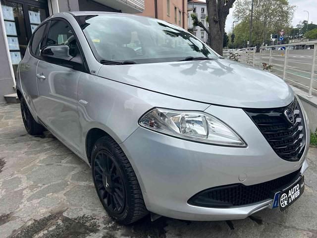 Usata Lancia Ypsilon Silver 69 CV (50 kW) 2015 Grigio Utilitaria