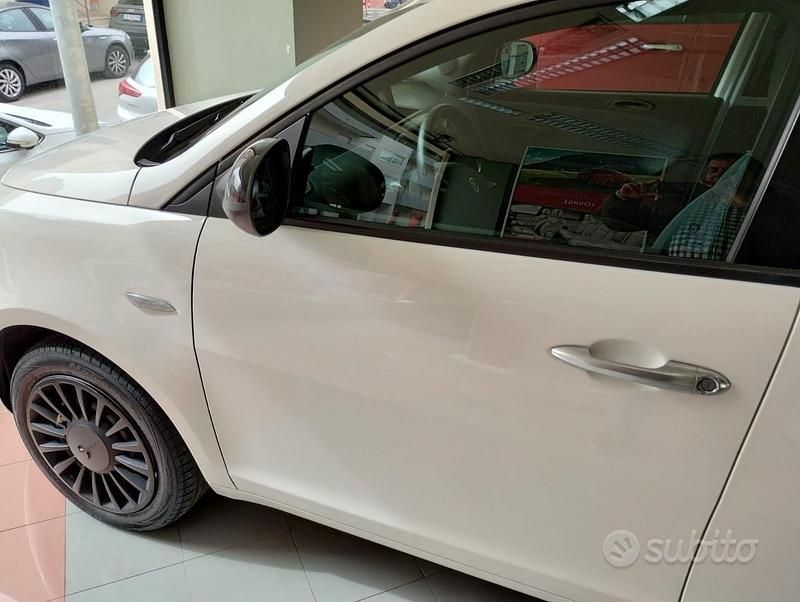 Usata Lancia Ypsilon 69 CV (50 kW) 2021 Bianco Utilitaria