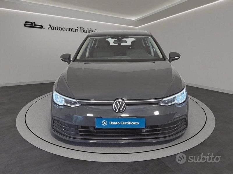 Usata VW Golf VIII Life 131 CV (96 kW) 2023 Grigio urano Berlina