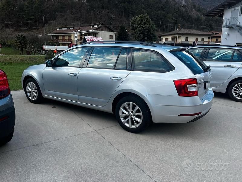Usata Skoda Octavia Executive 116 CV (85 kW) 2017 Argento Station wagon