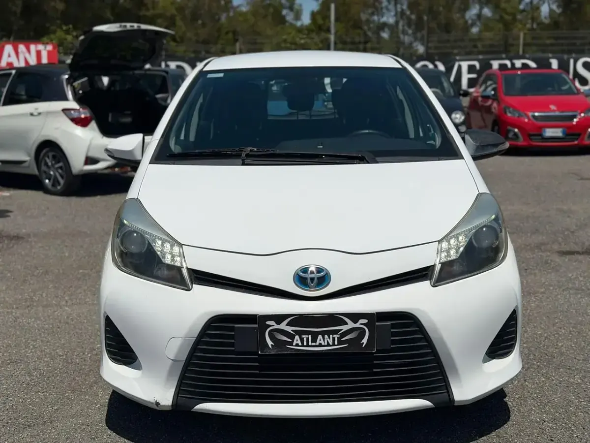 Usata Toyota Yaris Hybrid Lounge 75 CV (55 kW) 2014 Bianco Utilitaria