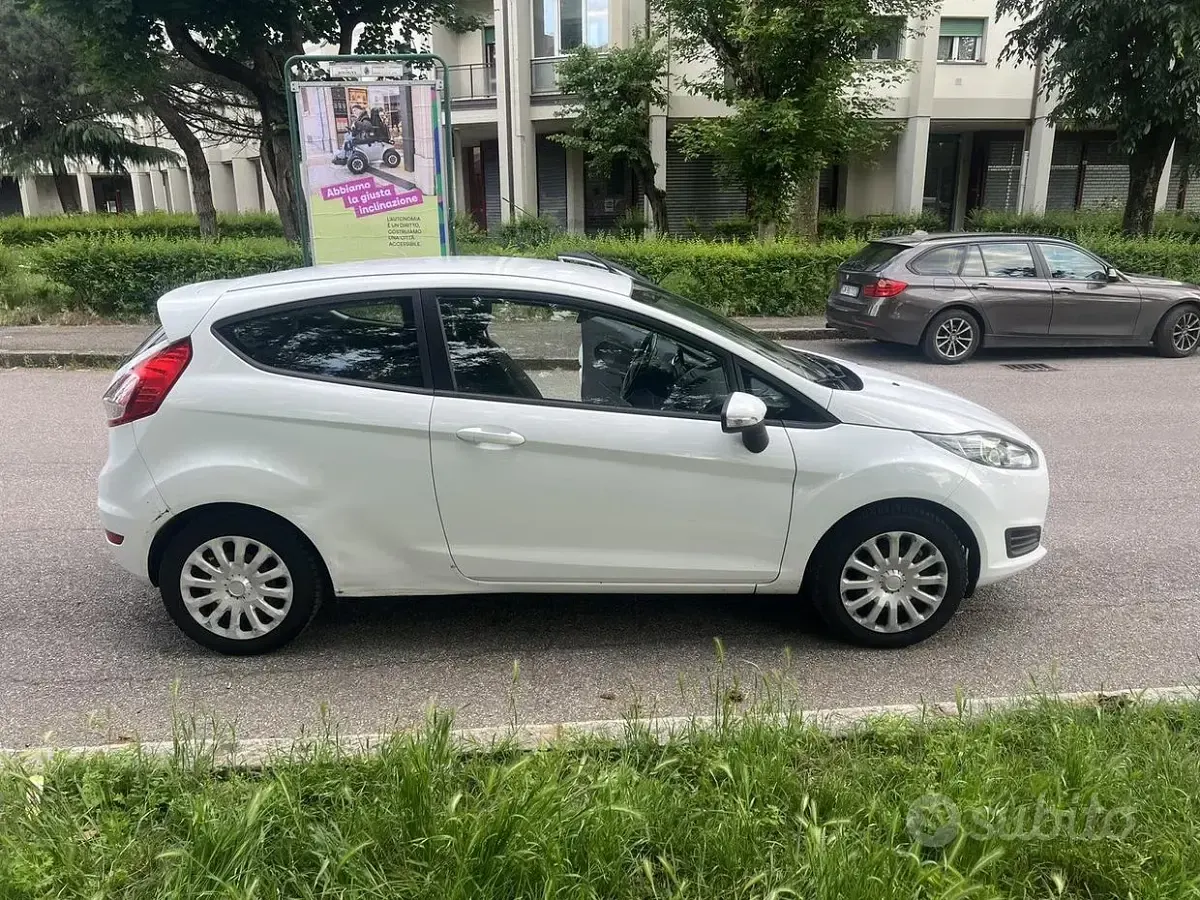 Usata Ford Fiesta 60 CV (44 kW) 2013 Bianco Berlina