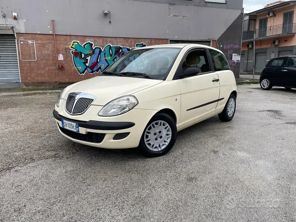 Usata Lancia Ypsilon 60 CV (44 kW) 2004 Beige Utilitaria
