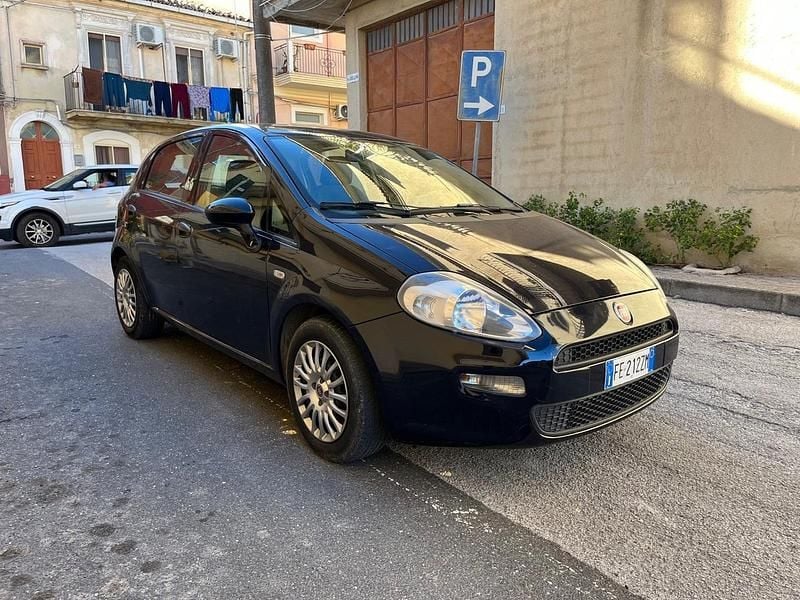 Blu Usata 2016 Fiat Punto Tre volumi | 4999 € (Buon prezzo) - Immagine 1/4