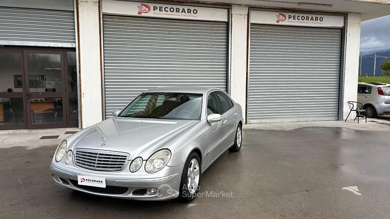 Usata Mercedes E220 Elegance 150 CV (110 kW) 2003 Argento Berlina