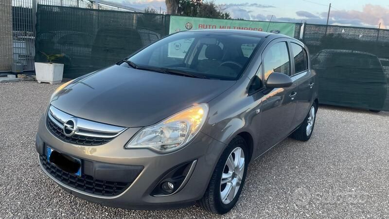 Marrone Usata 2011 Opel Corsa Tre volumi | 4999 € (Cara) - Immagine 1/2