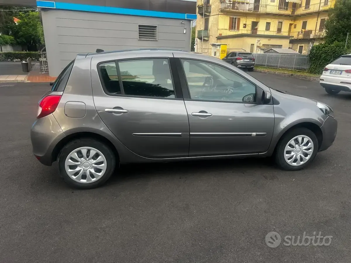 Usata Renault Clio II Luxe 75 CV (55 kW) 2010 Grigio Berlina