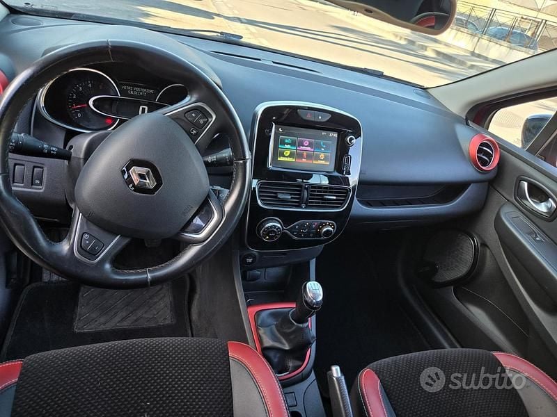 Begagnad Renault Clio IV 75 HK (55 kW) 2017 Röd Halvkombi