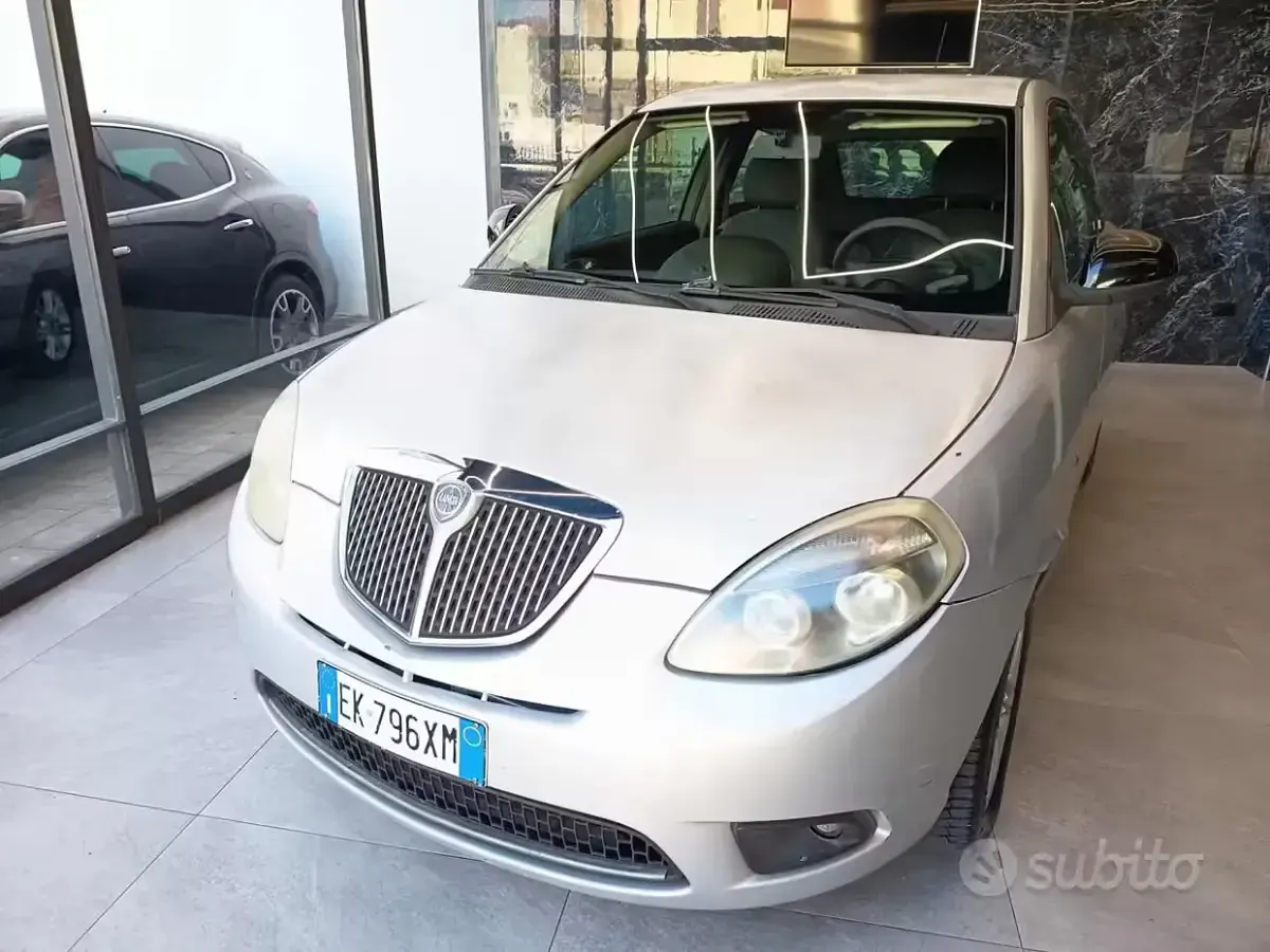 Usata Lancia Ypsilon 69 CV (50 kW) 2012 Grigio scuro Utilitaria