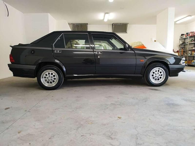 Usata Alfa Romeo 75 148 CV (108 kW) 1991 Nero Berlina