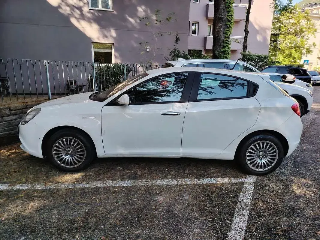 Usata Alfa Romeo Giulietta Distinctive 120 CV (88 kW) 2010 Bianco Utilitaria