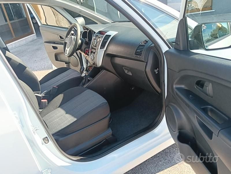 Usata Kia Venga 90 CV (66 kW) 2012 Bianco Utilitaria